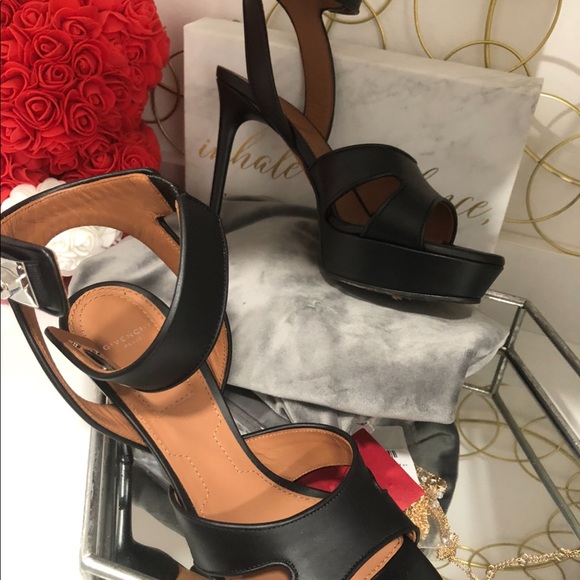 Givenchy - Picture 4 of 5